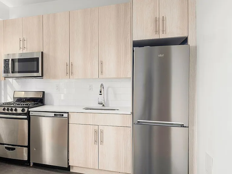 Chic Urban Oasis: Spacious 1BD Apartment in Prime Brooklyn Heights